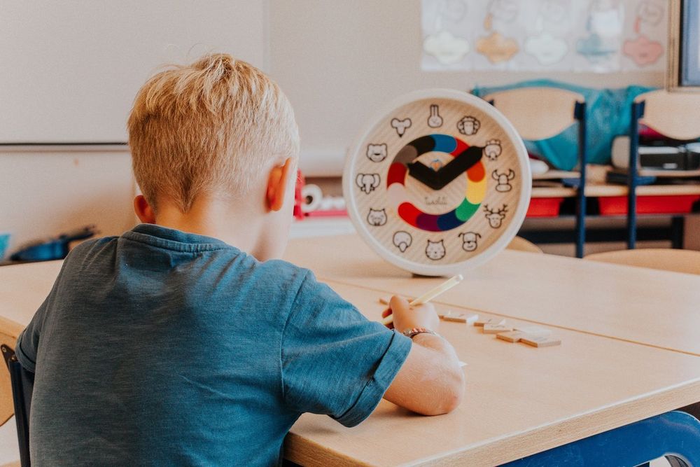 Comment aider son enfant à apprendre l’heure facilement dès 3 ans | So Busy Girls
