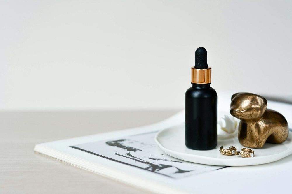 Pourquoi le sérum est l’étape clé pour une peau hydratée et rayonnante ? | So Busy Girls