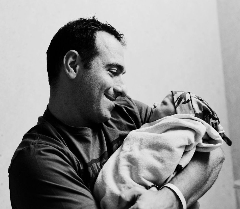28 photos de papas qui tiennent leur bébé dans leurs bras | So Busy Girls