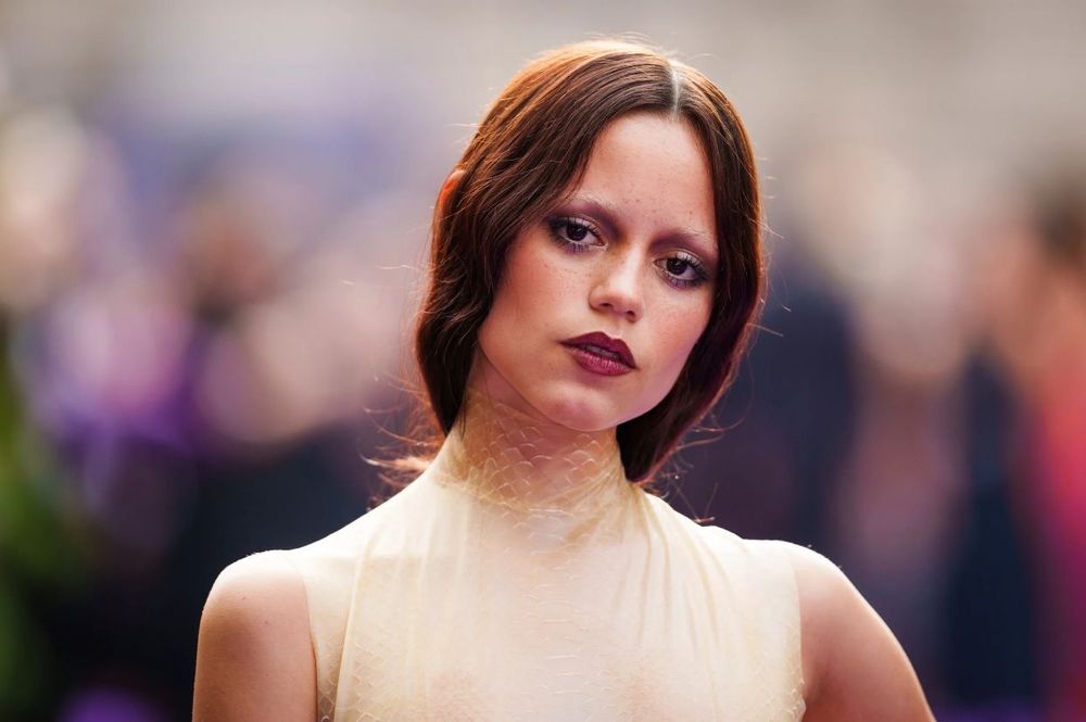 "Qu'a-t-elle fait à son visage ?" : vague de haine contre Jenna Ortega, ce détail qui a choqué les fans de Mercredi | So Busy Girls