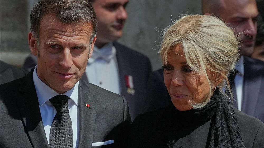 « Gifle » de Brigitte Macron : ce qui se serait vraiment passé dans l’avion avant la vidéo selon de nouvelles révélations | So Busy Girls