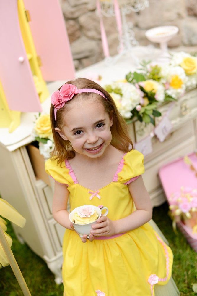 Cette décoration d'anniversaire La Belle et La Bête est tellement réussie que vous voudrez la même | So Busy Girls