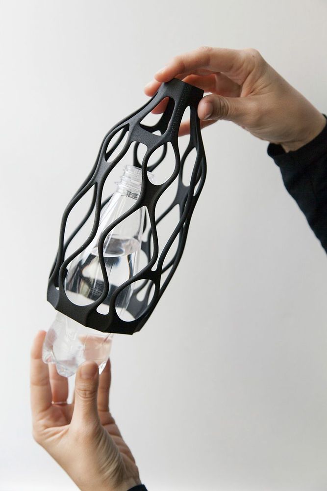 Il crée des vases à impression 3D pour donner une nouvelle vie aux bouteilles en plastique | So Busy Girls