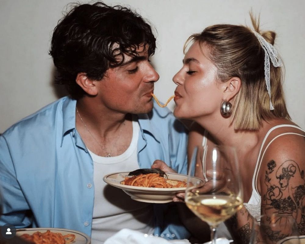 Louane et Florian Rossi se sont dit "oui", les photos du mariage et sa robe de mariée font sensation auprès des fans | So Busy Girls