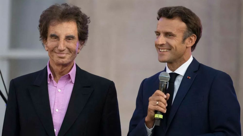 À l’IMA, Macron jongle entre hommage à Jack Lang et arrivée de sa successeure : une scène très observée | So Busy Girls