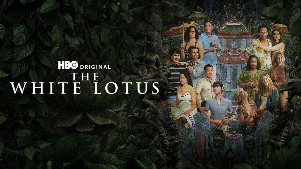 Nu à l’écran, le fils d’une légende du cinéma fait le buzz dans "The White Lotus" saison 3 | So Busy Girls