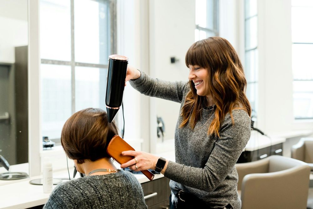 Comment se former aux métiers de la coiffure ? | So Busy Girls