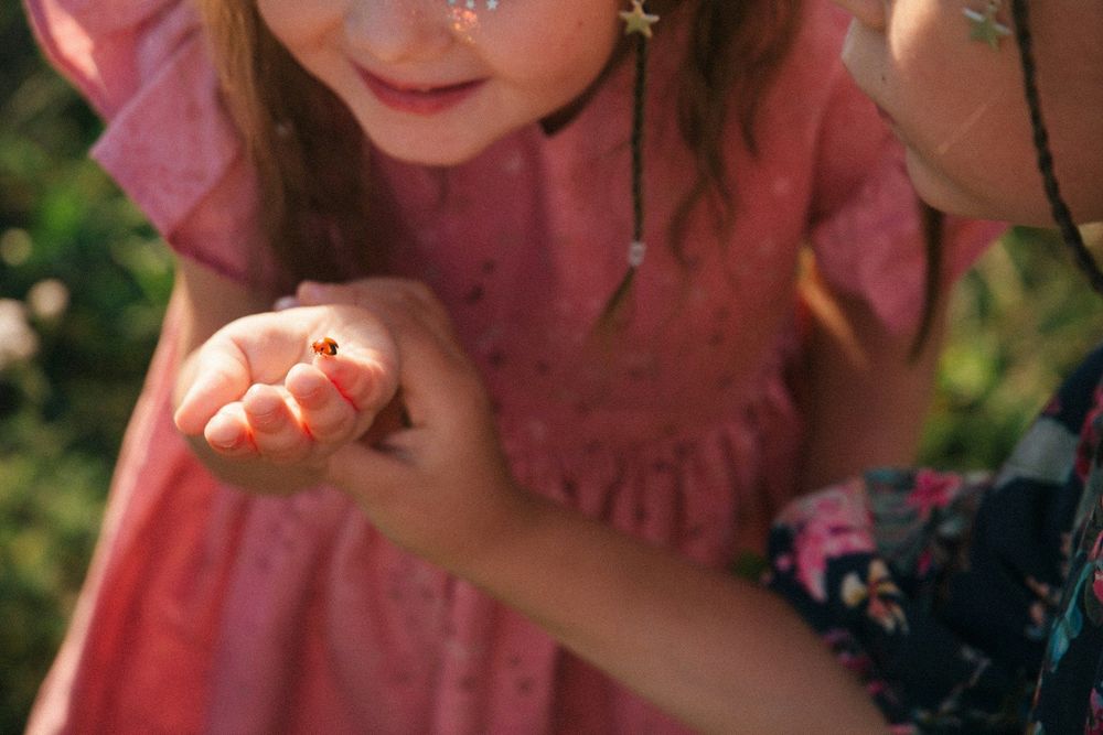 "Elle nous a sauvés" : une petite fille de 6 ans réussit à prévenir la police en un seul geste silencieux | So Busy Girls
