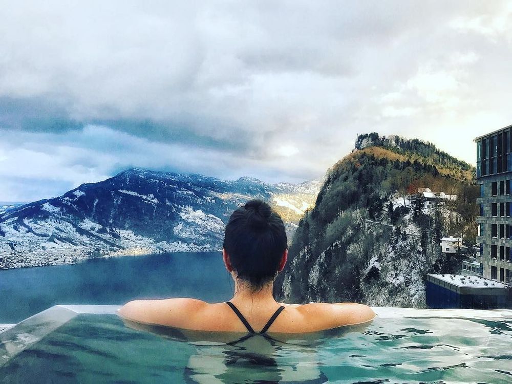 Nager dans la piscine à débordement de cet hôtel suisse vous donnera l'impression de flotter dans les nuages | So Busy Girls