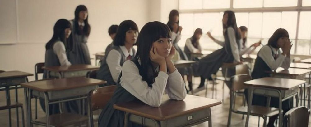 Cette publicité montre à quel point le maquillage peut nous permettre de nous transformer | So Busy Girls