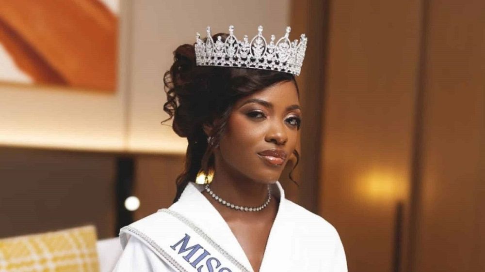 Coup de tonnerre : pourquoi cette Miss Univers 2025 a été destituée 12 jours après son sacre | So Busy Girls