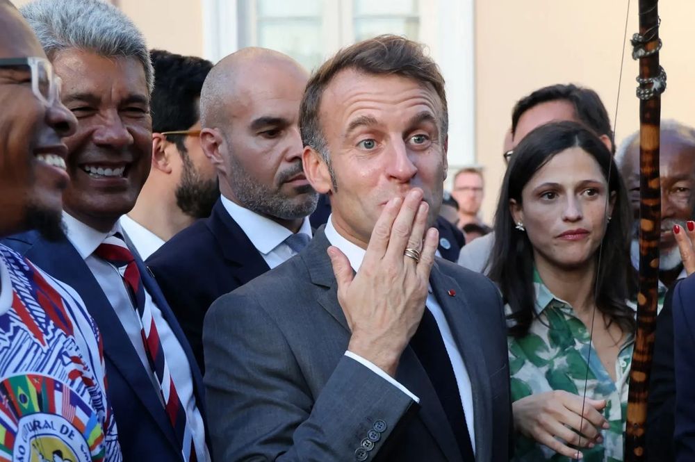 "Brigitte va être jalouse !" : deux Brésiliennes enlacent Emmanuel Macron, la vidéo TikTok devient virale | So Busy Girls