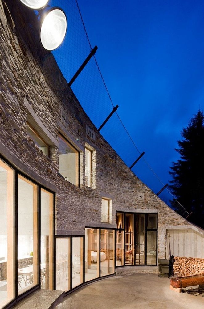 Cette maison troglodyte a été habilement transformée en villa luxueuse | So Busy Girls
