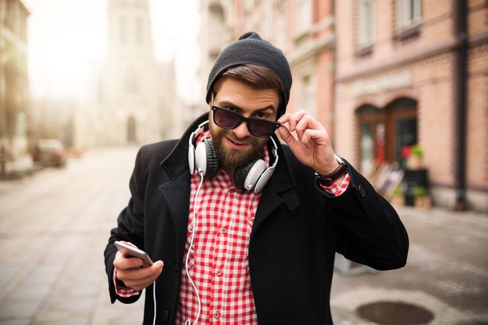 C'est scientifiquement prouvé : un homme qui ne vous plaisait pas peut vous faire totalement craquer s'il fait ça | So Busy Girls