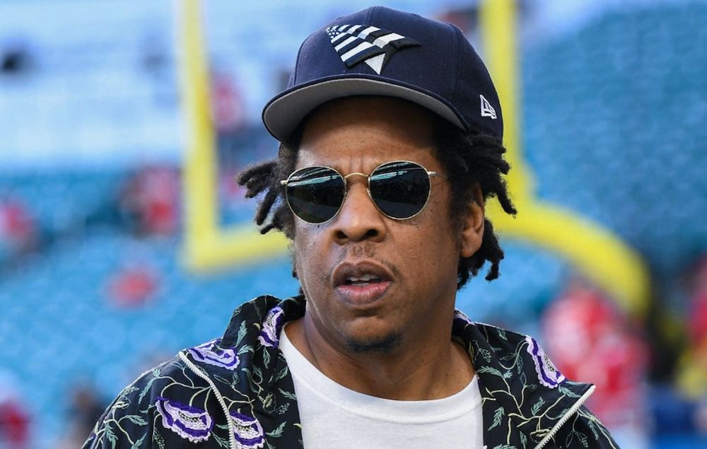 Jay-Z fasciné par une mystérieuse inconnue sous les yeux de Beyoncé ? La vidéo qui fait scandale | So Busy Girls