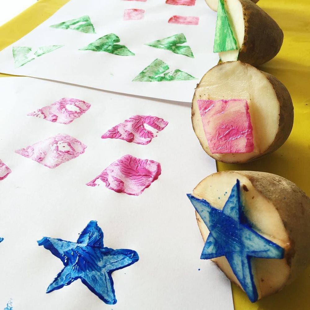 Faites des tampons avec une pomme de terre et de la peinture | So Busy Girls