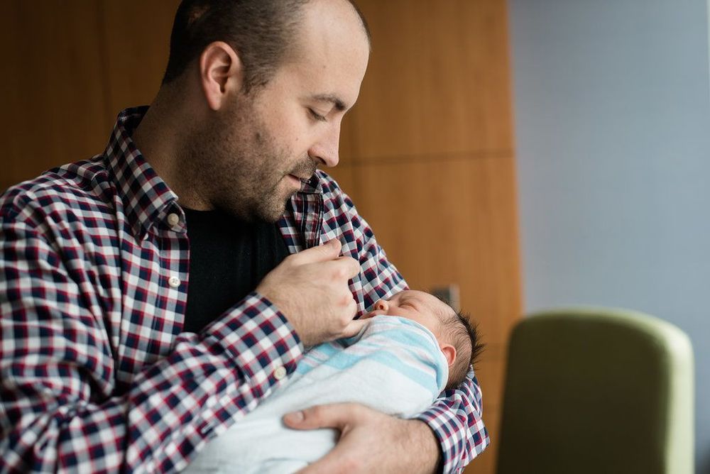 28 photos de papas qui tiennent leur bébé dans leurs bras | So Busy Girls