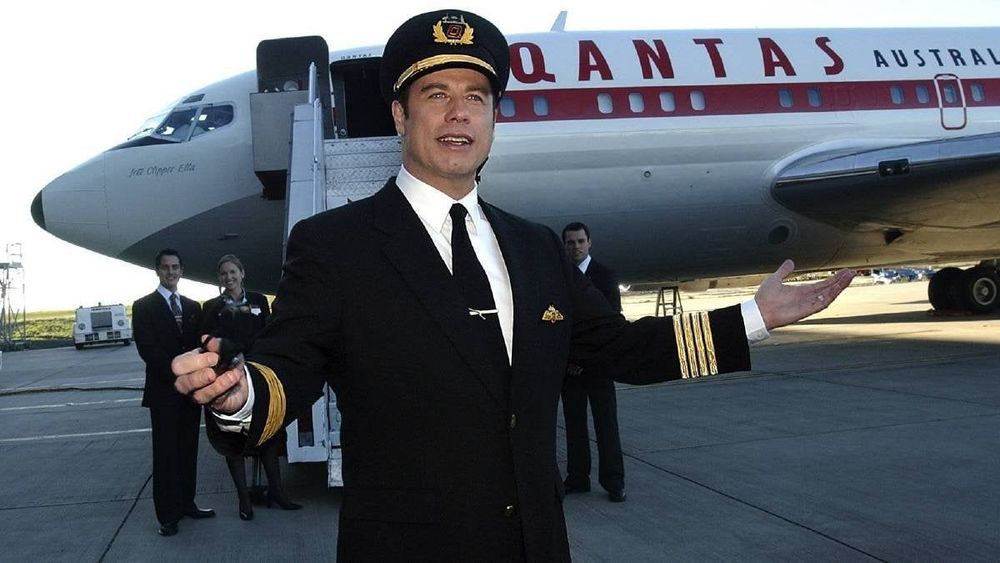 John Travolta vend sa mégavilla de rêve en Floride avec piscine olympique, 222 hectares et... 2 places de parking pour avion ! | So Busy Girls
