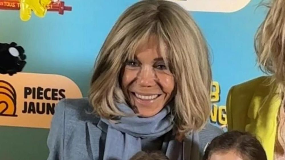 Brigitte Macron face à la tempête : sa sortie pour les Pièces Jaunes qui relance toutes les discussions | So Busy Girls