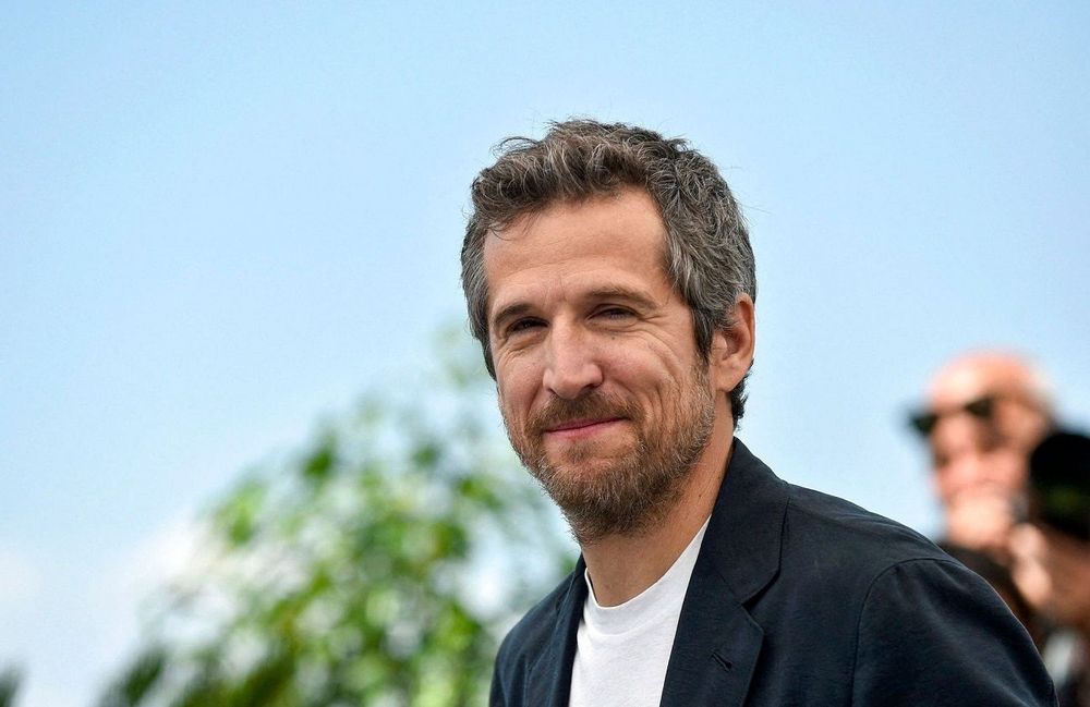 Guillaume Canet prépare un projet secret… à moitié nu et dans l’eau glacée ! | So Busy Girls