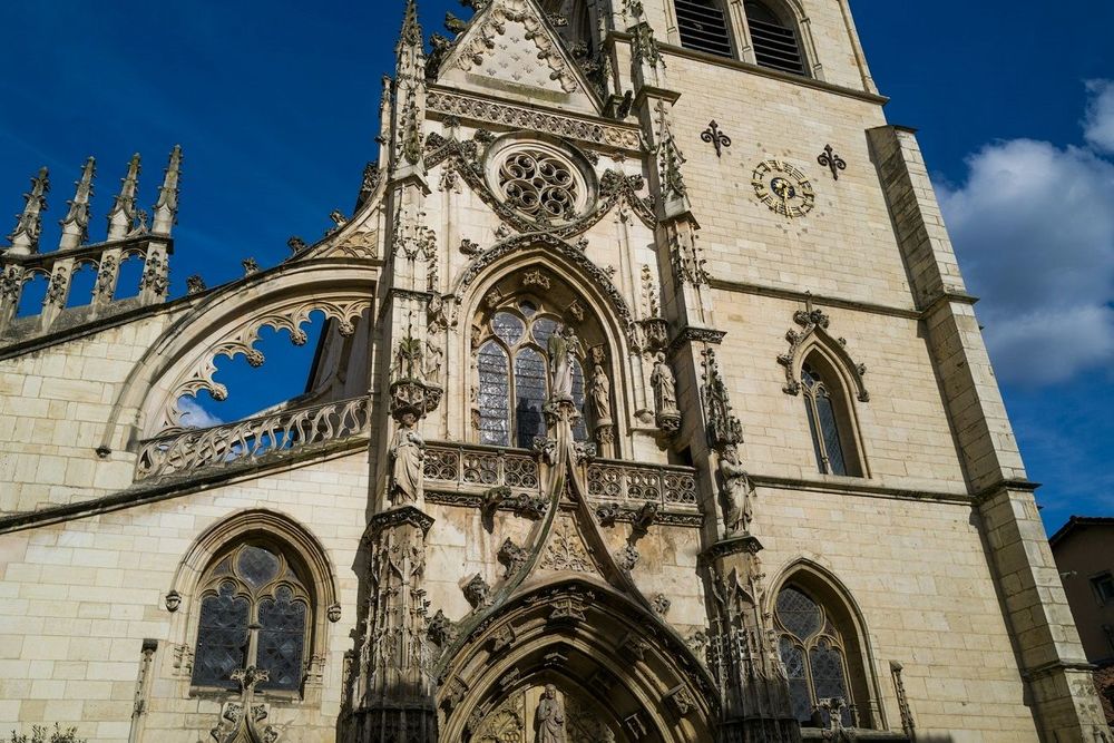 Insolite : cette église de l'Ariège fait résonner ses cloches au rythme de Star Wars | So Busy Girls