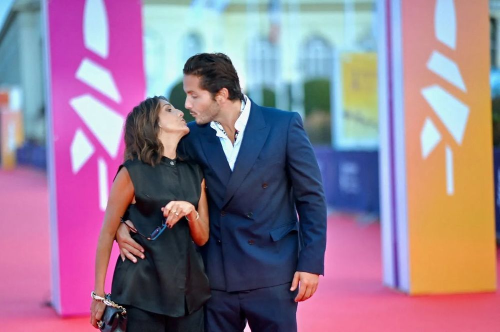 "Cougar", "Gigolo" : Florence Foresti et Alexandre Kominek dérangent avec leur différence d'âge, les haters se lâchent | So Busy Girls