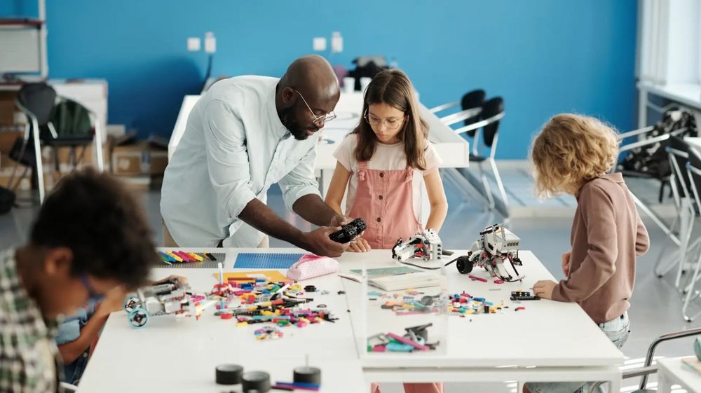 Alpha School : pour 40 000 dollars par an, cette école remplace les profs par l'IA avec 2h par jour de cours fondamentaux | So Busy Girls