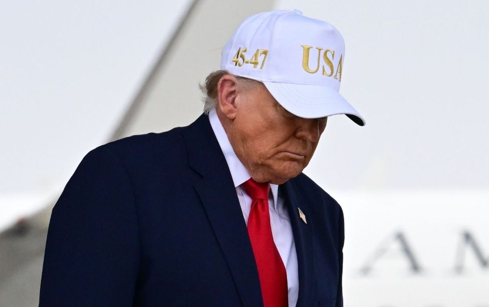 « Enlève cette casquette ! » : Gavin Newsom s’en prend violemment à Donald Trump après l’hommage aux soldats morts en Iran | So Busy Girls