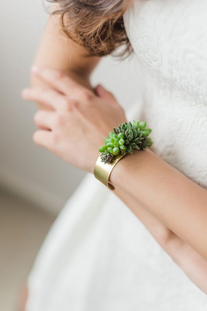 Bracelet fin manchette en succulentes avec base en laiton doré | So Busy Girls