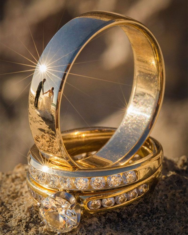 Il prend des photos de mariage sublimes dans le reflet des alliances | So Busy Girls