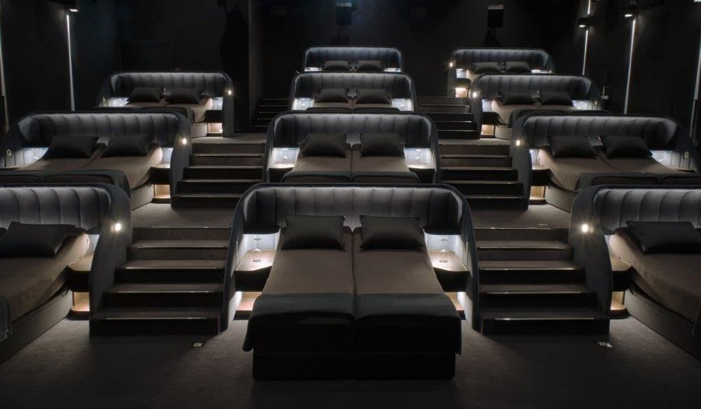 Ce cinéma propose de regarder son film allongé dans un lit double avec snack à volonté | So Busy Girls