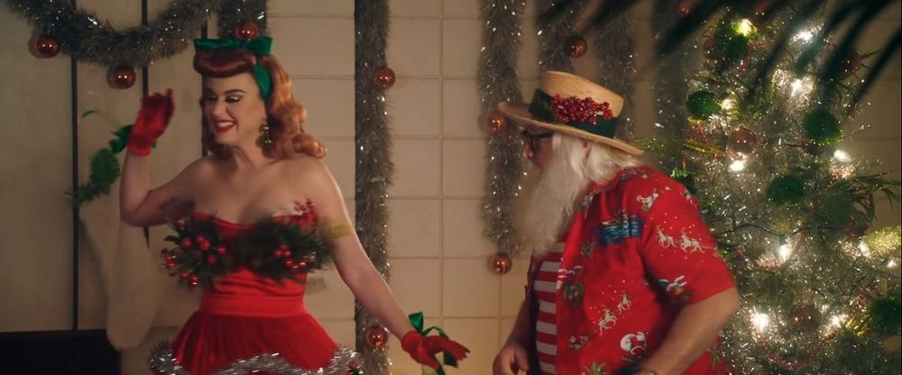 Katy Perry devient la Mère Noël dans son nouveau clip « Cosy Little Christmas » | So Busy Girls