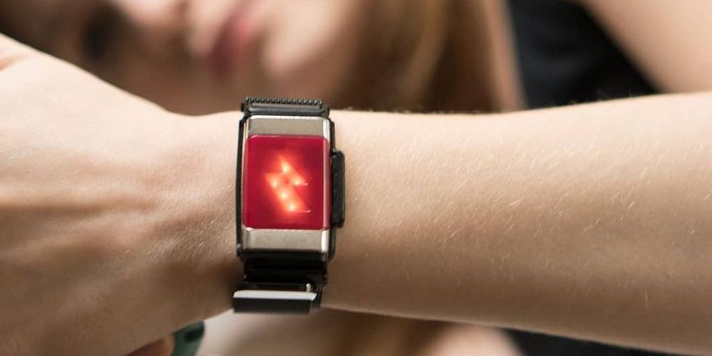 Ce bracelet vous envoie une décharge quand vous grignotez, que vous dépensez trop ou que vous passez trop de temps sur Facebook | So Busy Girls