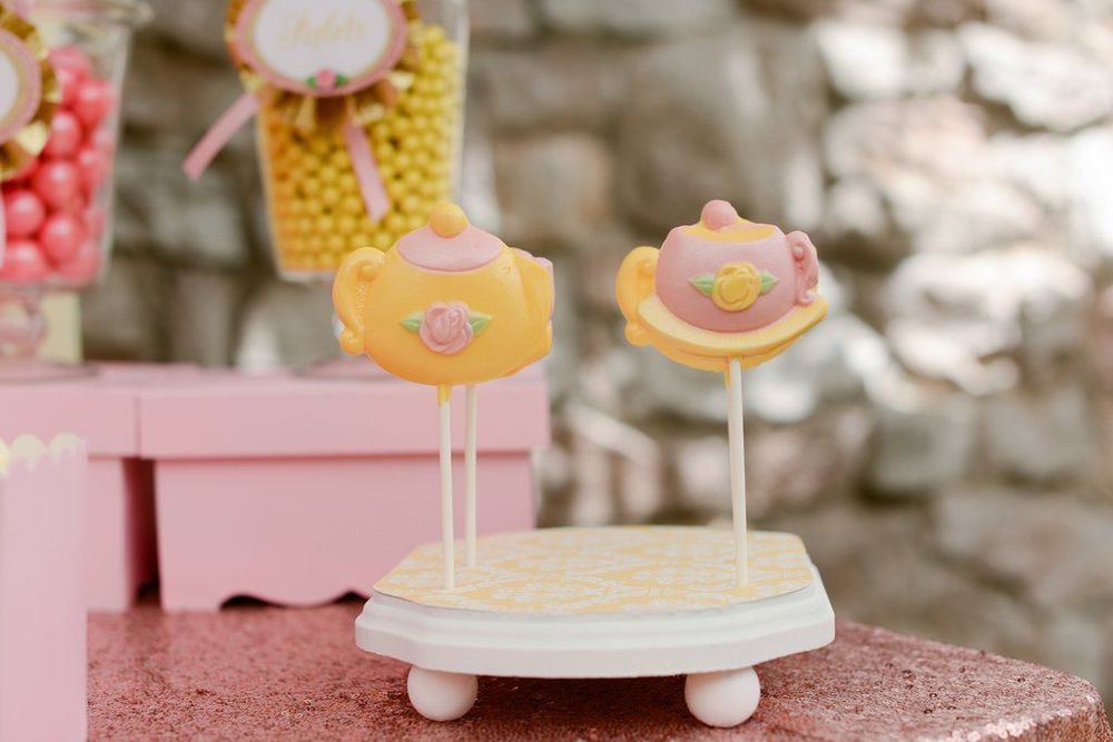 Cette décoration d'anniversaire La Belle et La Bête est tellement réussie que vous voudrez la même | So Busy Girls