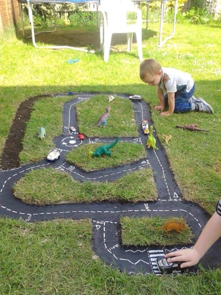 Ce papa creuse un trou dans le jardin pour créer un circuit automobile grandeur nature | So Busy Girls