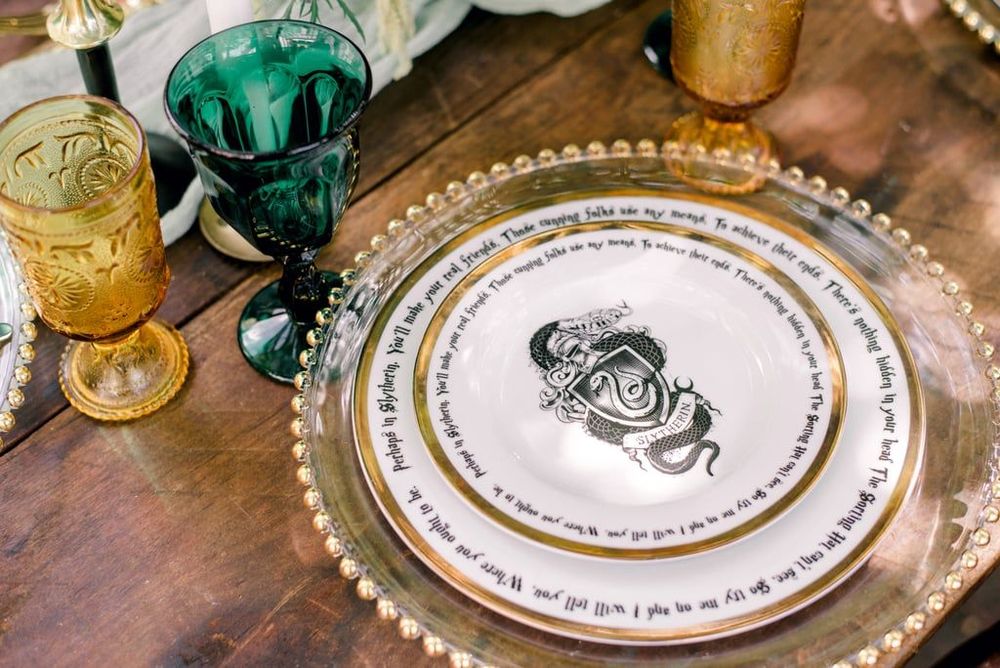 Ce mariage Harry Potter inspiré de la maison Serpentard est tellement réussi que les fans seront séduits | So Busy Girls