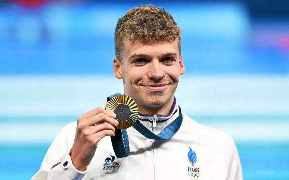 Léon Marchand épuisé et en plein doute ? Le champion olympique traverserait une mauvaise passe | So Busy Girls