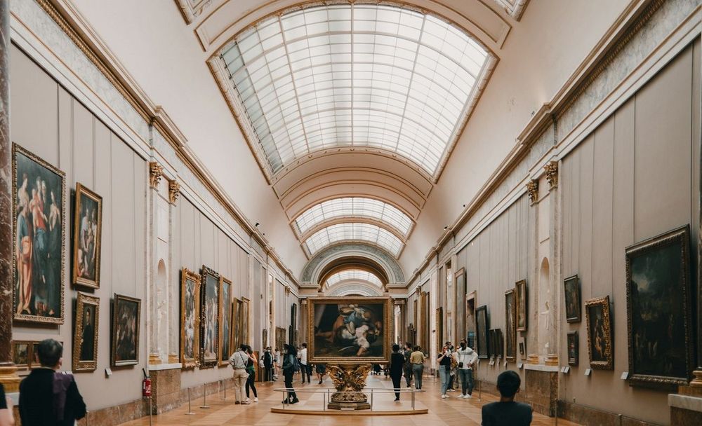 « Dans 50 ans, on en parlera encore ! » : les passants médusés par le vol spectaculaire du Louvre | So Busy Girls