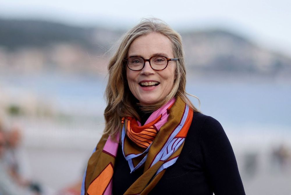 Les Rêveurs : le film poignant d’Isabelle Carré inspiré de son adolescence brisée et de son internement en hôpital psychiatrique | So Busy Girls