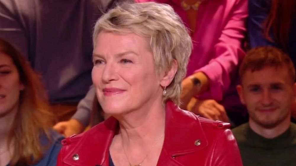 Élise Lucet raconte ce moment où tout a basculé face à Bernadette Chirac : “Je savais plus où me mettre” | So Busy Girls