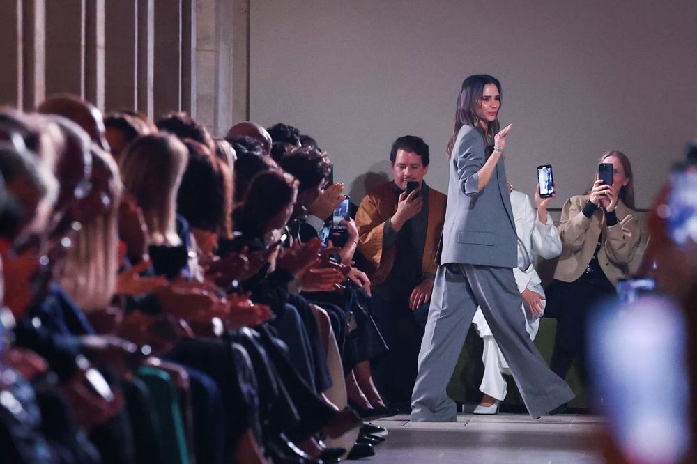 Victoria Beckham défile à Paris, mais Brooklyn et Nicola brillent par leur absence | So Busy Girls