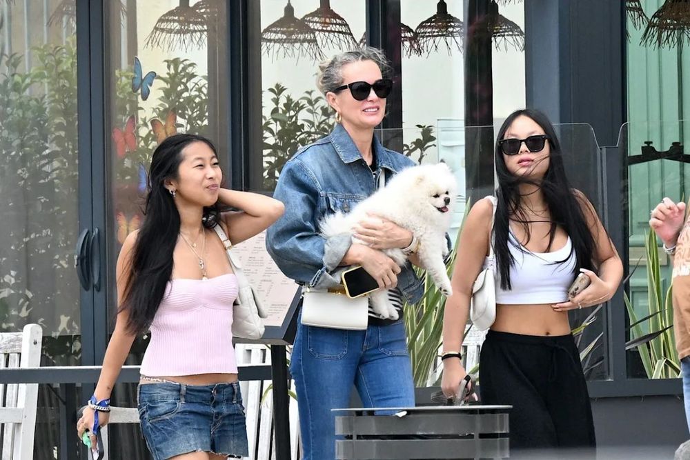 Laeticia Hallyday : où vit-elle aujourd’hui avec Jade et Joy après l’incendie de sa maison ? | So Busy Girls