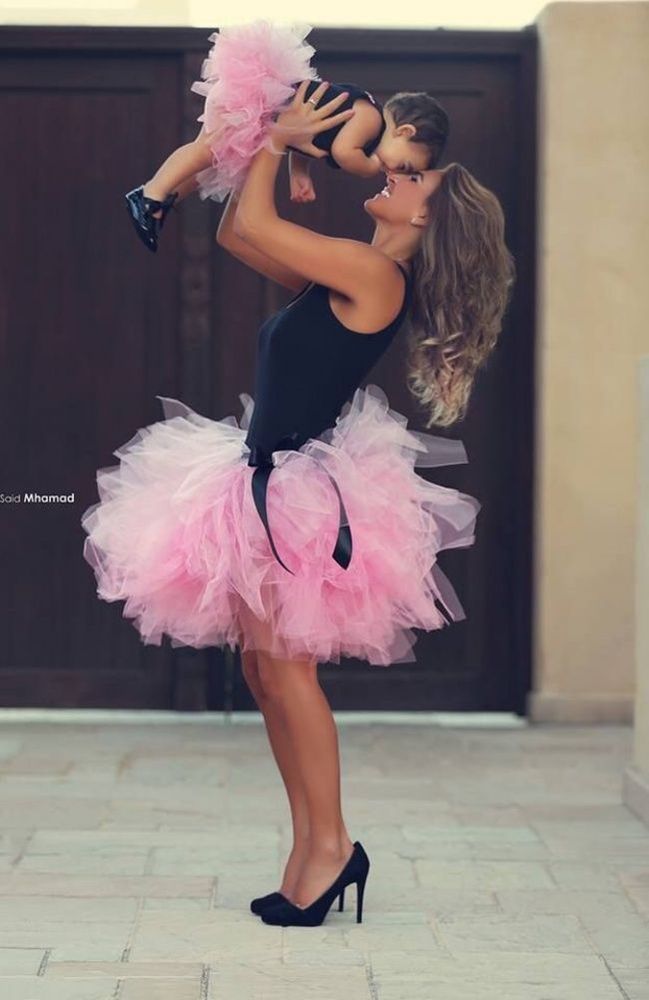 Ces mamans et leur petite fille se ressemblent vraiment comme 2 gouttes d'eau ! Et c'est tellement craquant... | So Busy Girls