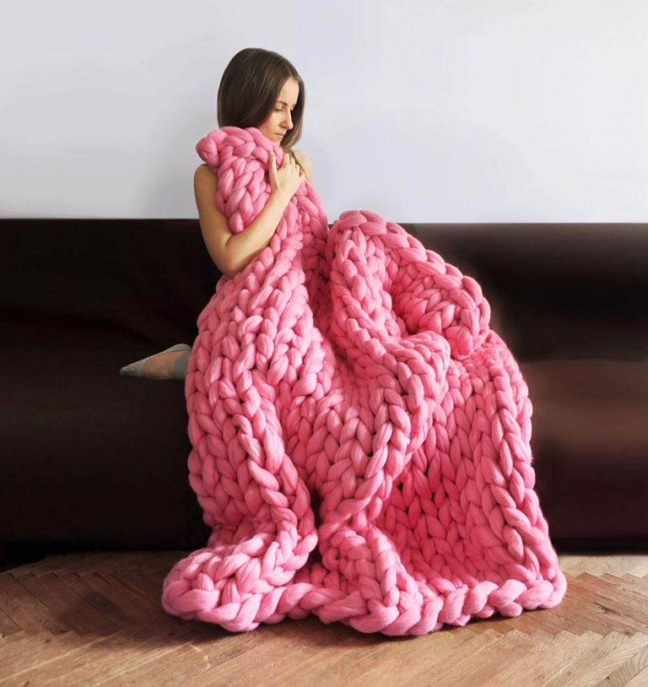 Quand vous aurez vu cette énorme couverture tricotée main, vous n'aurez qu'une envie : vous enrouler dedans ! | So Busy Girls