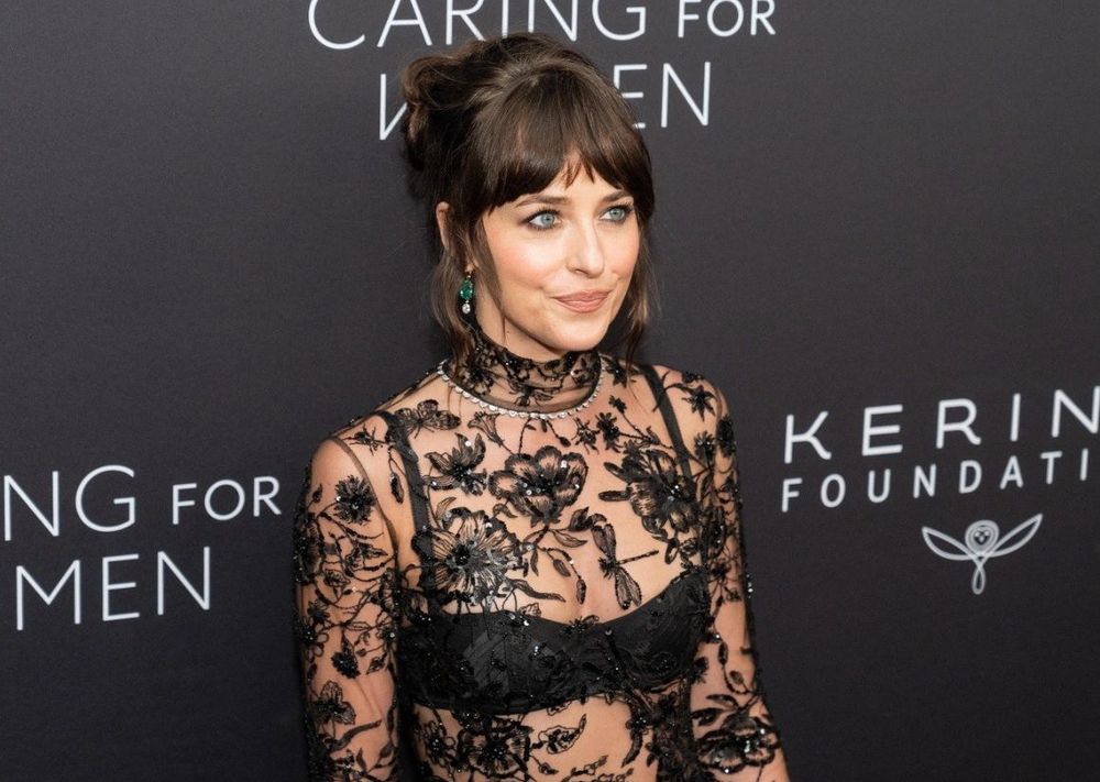 Quasi nue en dentelle, le look sexy de Dakota Johnson enflamme le tapis rouge new-yorkais | So Busy Girls