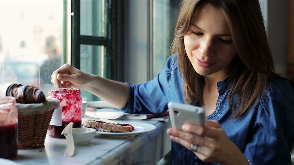 Comment la batterie de votre téléphone conditionne vos journées et influence votre vie sociale | So Busy Girls