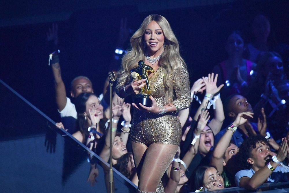 Mariah Carey enflamme les MTV VMAs avec un look à plus de 10 millions de dollars | So Busy Girls