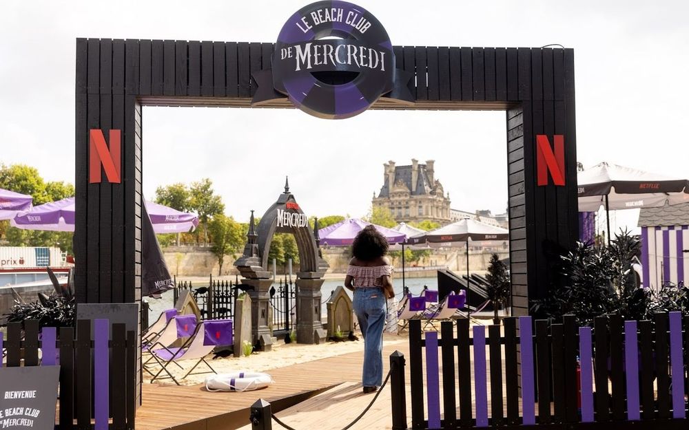 À Paris, un beach club dédié à Mercredi Addams ouvre pour célébrer la saison 2 de la série Netflix | So Busy Girls