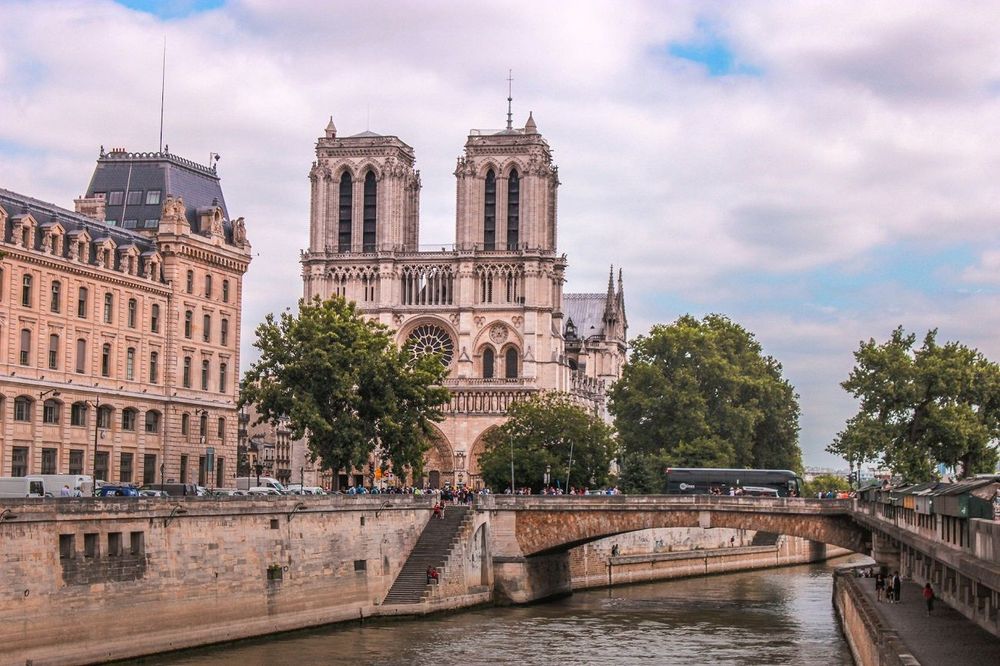 Notre-Dame de Paris : Emmanuel Macron inaugure ce vendredi les tours restaurées de la cathédrale | So Busy Girls
