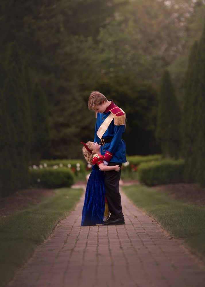 Le frère de cette petite fille de 5 ans lui a fait une belle surprise avec une séance photo Disney | So Busy Girls